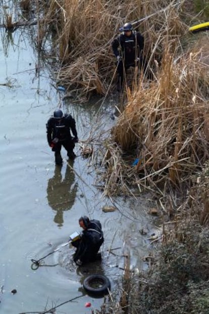 Agentes de los Mossos inspeccionan la balsa donde falleció el menor.