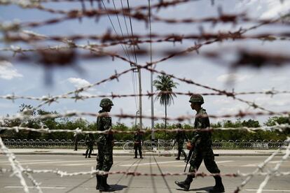 Soldados tailandeses en un puesto de control. El Ejército de Tailandia ha declarado la ley marcial, en un movimiento sorpresa con el que, según asegura, pretende restablecer el orden tras seis meses de inestabilidad política, protestas y atentados que han costado la vida al menos a 28 personas.