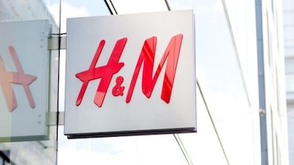 Logo de H&M en un escaparate.