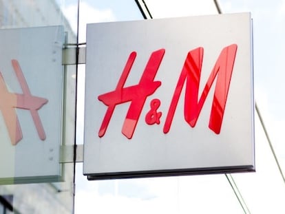 Logo de H&M en un escaparate.