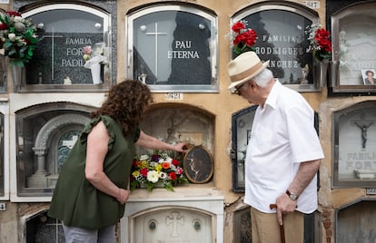 Montse y Jasum, familiares de Toresky, en el cementerio de Les Corts, en junio.