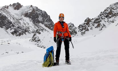 Julia Argunova, de 36 años, instructora de alpinismo, posa en las montañas de Tien Shan, cerca de Almaty (Kazajistán), a 3.200 metros sobre el nivel del mar. "La fuerza física beneficia a los colegas masculinos en algunas situaciones de rutas más duras. Pero las mujeres se concentran mejor y son más meticulosas. En general, las mujeres son mejores en la enseñanza. Mi principal tarea profesional es enseñar el alpinismo seguro".