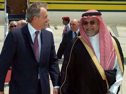 Tony Blair con el príncipe saudí Bandar bin Sultán, el pasado septiembre en Arabia Saudí.