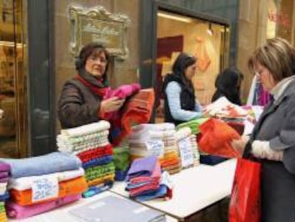 Una mujer observa las ofertas de uno de los puestos del mercado de gangas del Casco Viejo de Bilbao. EFE/Archivo