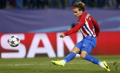 Griezmann remata a puerta en un partido de Champions