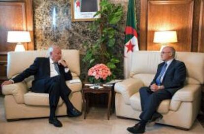 El ministro de Asuntos Exteriores español, José Manuel García-Margallo (i) durante la reunión que ha mantenido con el ministro de Energía de Argelia, Yusef Yusfi (d), dentro de su visita al país norteafricano.
