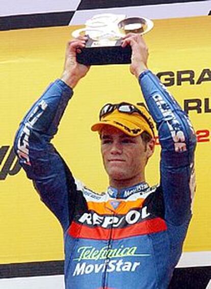 Fonsi Nieto levanta su trofeo en el podium del Gran Premio de Protugal.