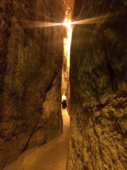 Interior de los túneles del muro de las Lamentaciones.