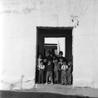 Un grupo de niños, a la entrada de una casa en Conil de la Frontera (Cádiz), en 1975.