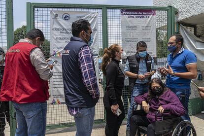 Omar Hernández recibe información junto a su madre, en silla de ruedas, en la entrada del Hospital General de Atizapán. Ellos acudieron a una revisión médica pero no pudieron ser atendidos.