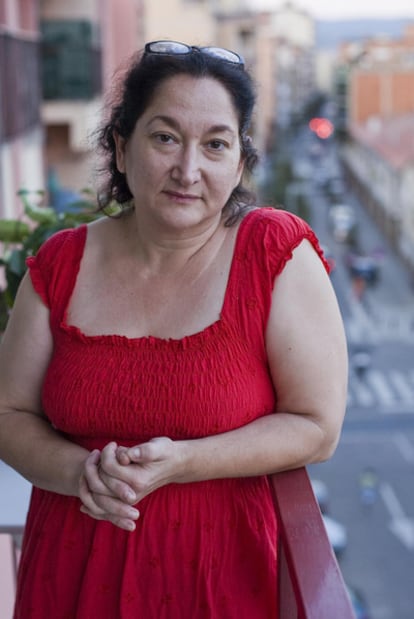 Joana Martínez, on the balcony of her apartment in Salt.