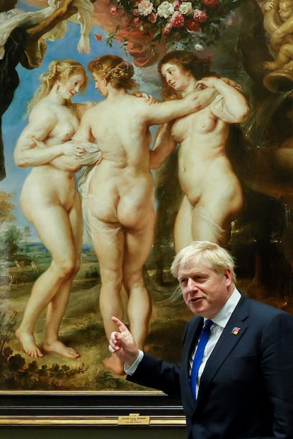 Una de las fotos más icónicas de la noche fue la de Boris Johnson posando junto a 'Las tres gracias', una de las obras más personales y queridas de Rubens (1630-1635) y situada en la galería principal del Museo del Prado. El primer ministro británico cenó, junto al resto de mandatarios, en el claustro del Museo, junto a una estatua de Felipe II en la que el monarca español aparece con la inscripción en latín "Rey de Inglaterra", título que ostentó (bajo el nombre de Felipe I y antes de ser rey en España) mientras estuvo casado con María Tudor, entre 1554 y 1558.