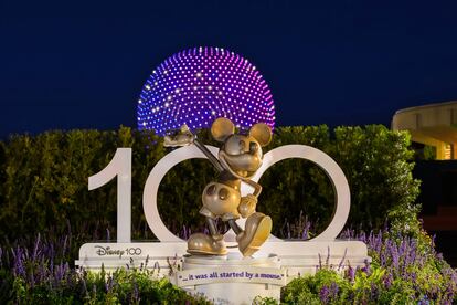 Escultura de platino de Mickey Mouse instalada con ocasión de los 100 años de Disney en un Resort de la empresa en Lake Buena Vista, Florida (EE UU).