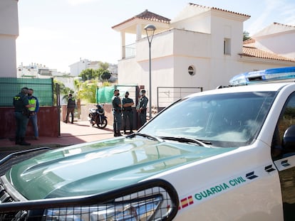 Agentes policiales en la operación contra el cultivo de marihuana en la urbanización Añoreta, en Rincón de la Victoria (Málaga).