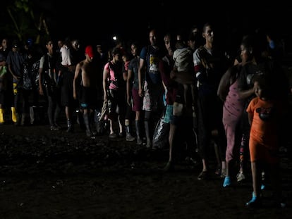 Un grupo de migrantes espera para cruzar uno de los puentes fronterizos de la selva del Darién, a finales de 2022.