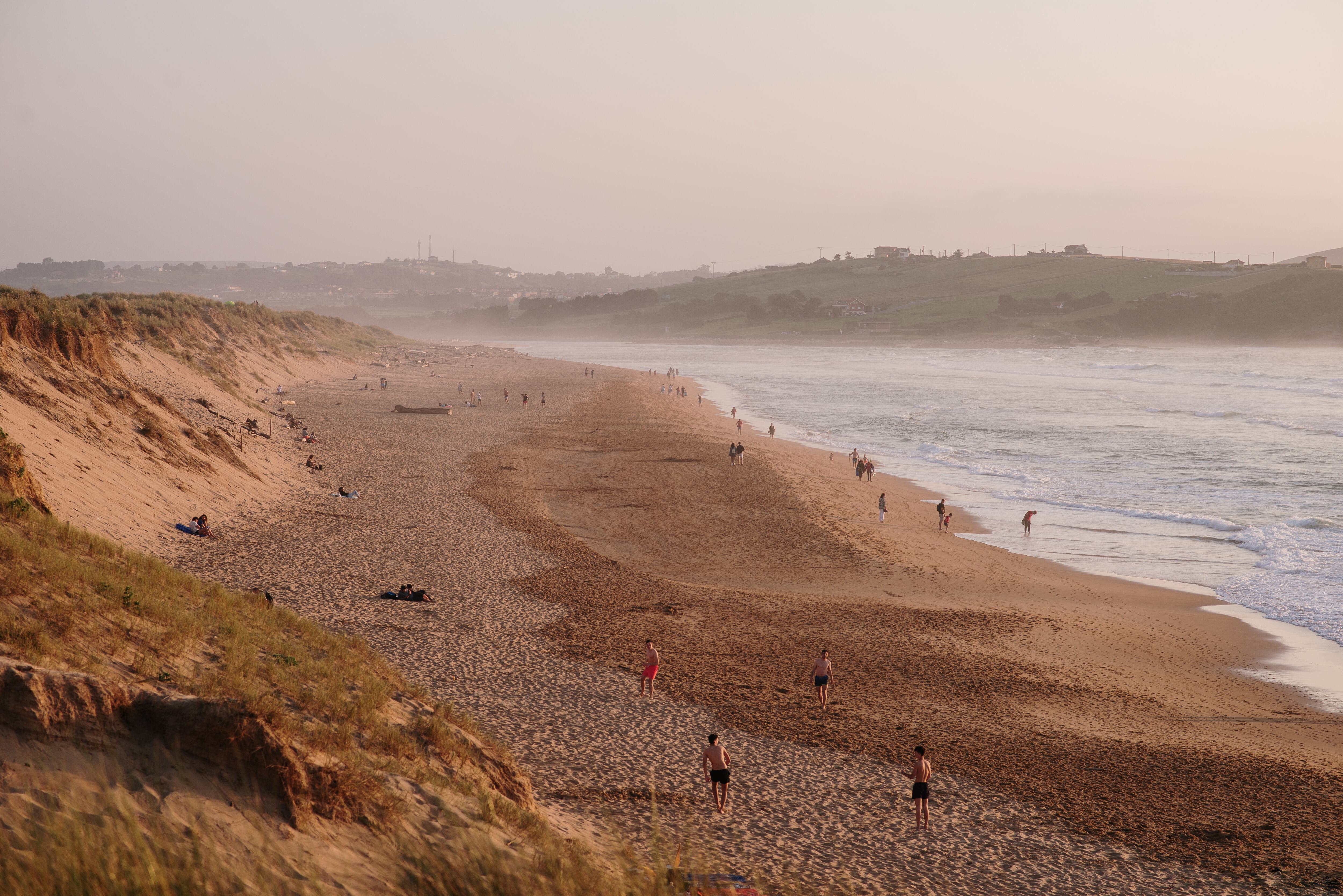 Las dunas de Liencres, en la playa de Valdearenas. 