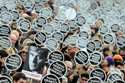 Manifestación en Estambul bajo el lema: “Todos somos armenios, todos somos Hrant Dink.