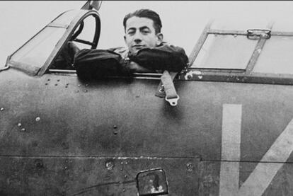 Henry Lafont, a bordo de un Hurricane durante la II Guerra Mundial.