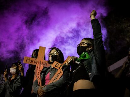 Un grupo de mujeres protestan por el feminicidio de Diana Velázquez Florencio desde 2017 en el Estado de México.