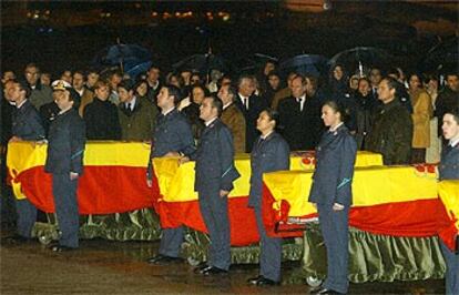 Los féretros, escoltados ayer por miembros del Ejército del Aire tras llegar a la base de Torrejón de Ardoz (Madrid).