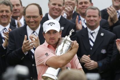 Graeme McDowell agarra su trofeo tras proclamarse ganador del Abierto de EE UU de Golf.