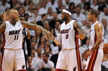 Andersen y Battier felicitan a LeBron 