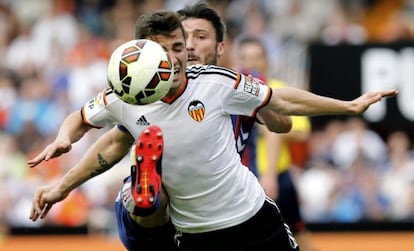 Gayá se lleva el balón ante Piovaccari.