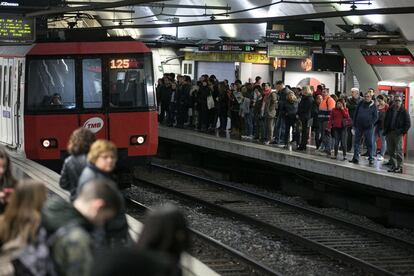 Los convoyes pasan cada cinco o seis minutos.