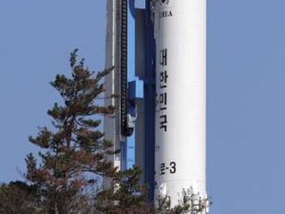 Vista del vehículo de lanzamiento del cohete espacial surcoreano Naro (KSLV-1), en el Centro Espacial Naro de Goheung, a 480 km de Seúl, en Corea del Sur.