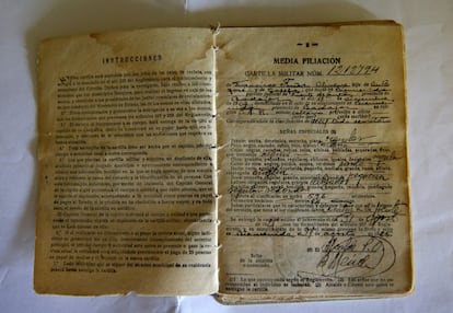 En la imagen, una tarjeta de servicio militar de Francisco Núñez con su fecha de nacimiento en su casa de Bienvenida (Badajoz).