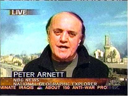 Peter Arnett, el pasado día 28, durante la retransmisión de una crónica desde Bagdad.