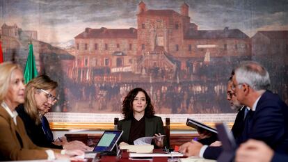 La presidenta de la Comunidad de Madrid, Isabel Díaz Ayuso (en el centro), en el Castillo de Manzanares El Real, durante la reunión del Consejo de Gobierno de la Comunidad.