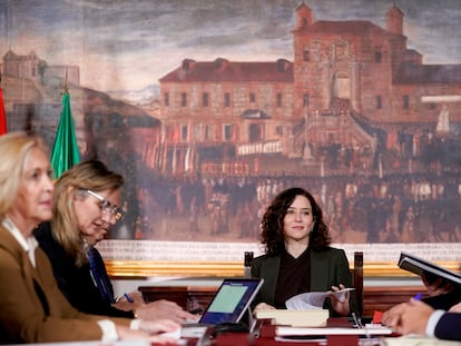 La presidenta de la Comunidad de Madrid, Isabel Díaz Ayuso (en el centro), en el Castillo de Manzanares El Real, durante la reunión del Consejo de Gobierno de la Comunidad.