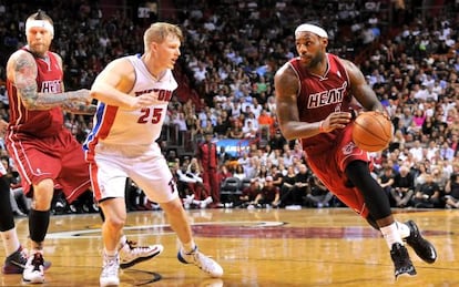 LeBron James en el partido contra los Pistons