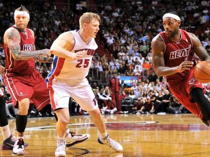 LeBron James en el partido contra los Pistons