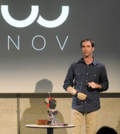 Nicolas Huchet presenta en OUI Innov el prototipo del brazo biónico que está desarrollando.