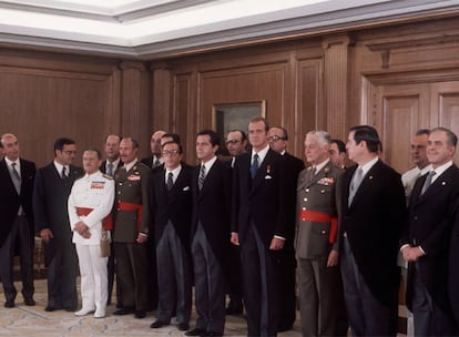 Juan Carlos I en el Palacio de la Zarzuela durante el juramento y toma de posesión del primer gobierno de Adolfo Suárez en julio de 1976.