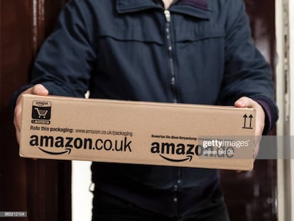 Repartidor de Amazon entrega un paquete.