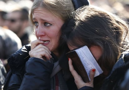 Unas chicas muestran su tristeza durante los funerales, en Jerusalén, de los cuatro judíos asesinados la semana pasada en París.