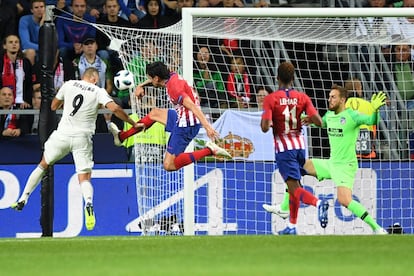 El delantero francés del Real Madrid Karim Benzema  marca el gol del empate a 1.