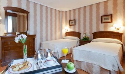 Habitación del hotel Santemar, en Santaner.