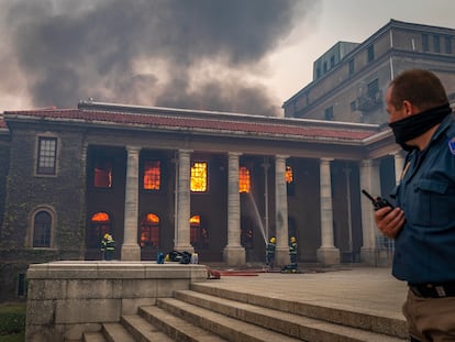 Bomberos tratan de apagar el fuego en la histórica biblioteca Jagger de la Universidad de Ciudad del Cabo, este domingo.