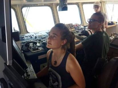 Carola Rackete, la patrona de 31 años del barco de la ONG Sea-Watch, desoye la prohibición del gobierno italiano y entra en aguas territoriales con 42 inmigrantes a bordo