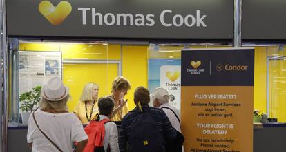 Pasajeros en la oficina de Thomas Cook en el aeropuerto de Mallorca.