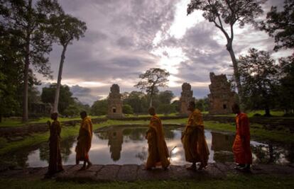 Monjes caminando en Angkor Wat, Camboya