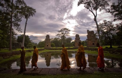 Monjes caminando en Angkor Wat, Camboya