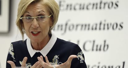 La portavoz de UPyD, Rosa Díez, durante su intervención en el desayuno informativo organizado hoy por el Club Internacional de Prensa.