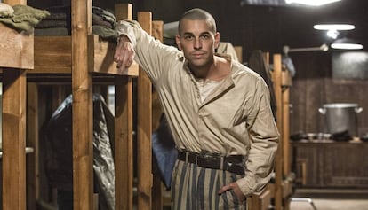 Mario Casas en el rodaje de la película 'El fotógrafo de Mauthausen' dirigida por Mar Targarona.