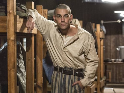 Mario Casas en el rodaje de la película 'El fotógrafo de Mauthausen' dirigida por Mar Targarona.