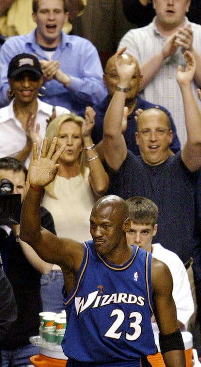 Michael Jordan, con los Washington Wizards, recibe la ovación del público tras anotar la última canasta de su carrera deportiva, en el partido de su adiós definitivo el 16 de abril de 2003 ante Philadelphia 76ers.